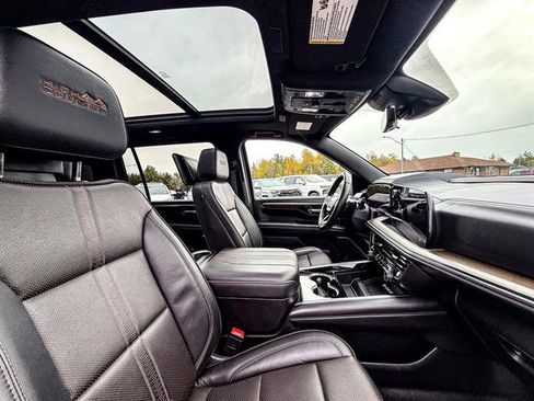 Used 2025 Chevrolet Suburban High Country image 18