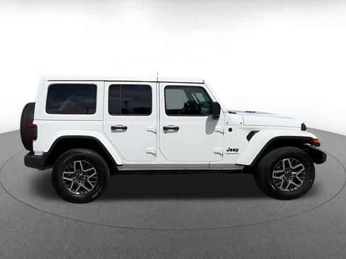 Used 2025 Jeep Wrangler Unlimited Sahara AWD/4WD image 16