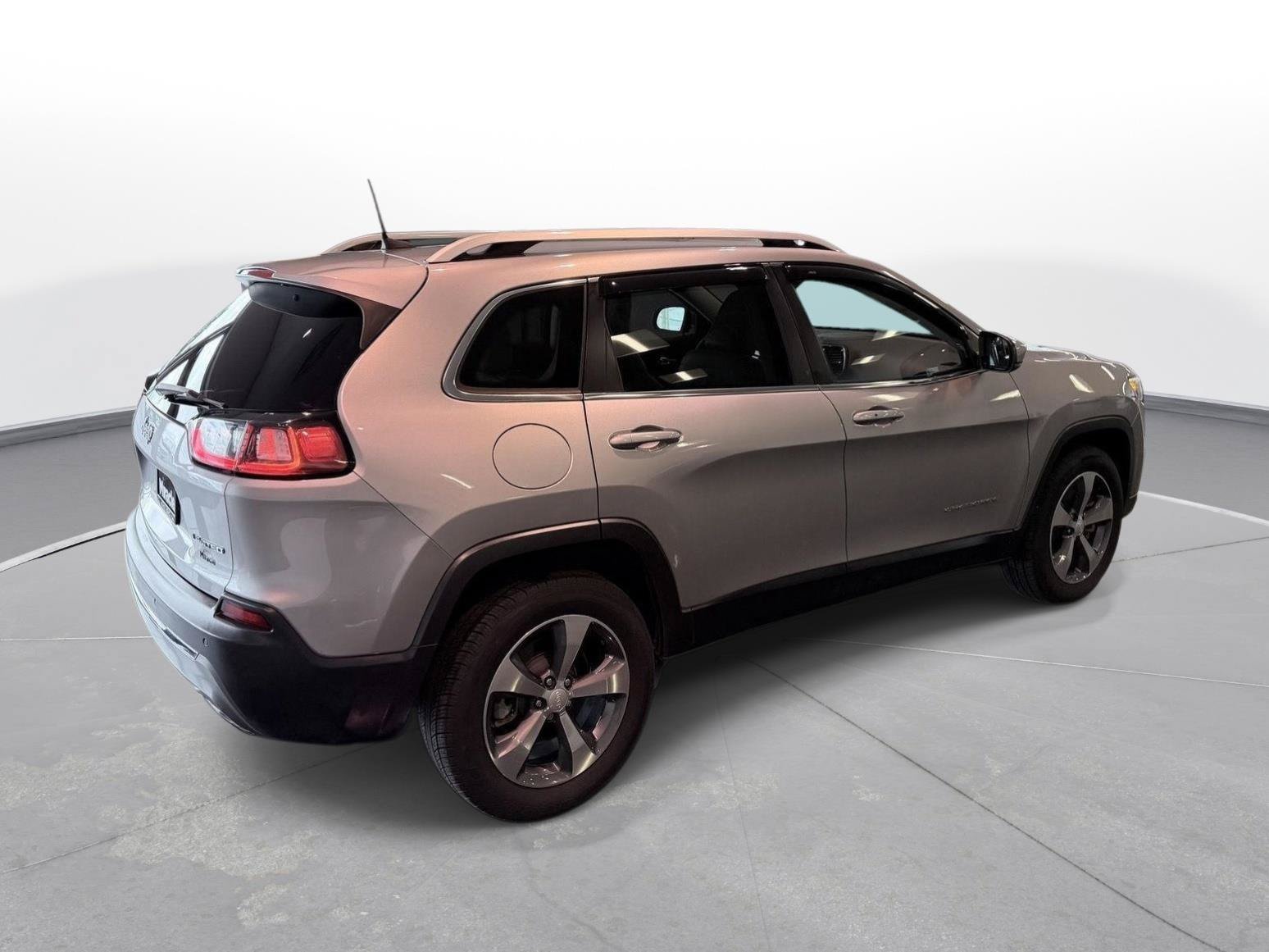 Used 2019 Jeep Cherokee Limited AWD/4WD image 4