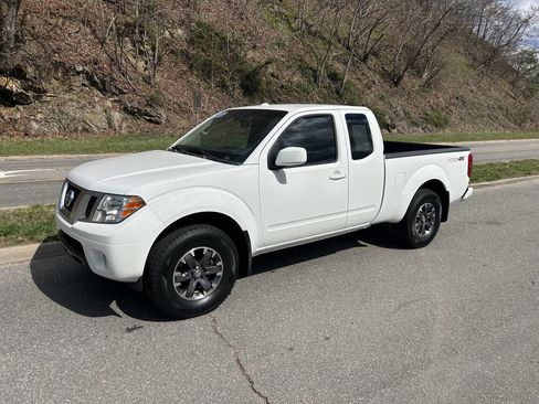 Used 2015 Nissan Frontier PRO-4X image 2