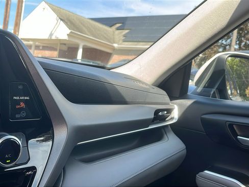 Used 2020 Toyota Highlander XLE image 20