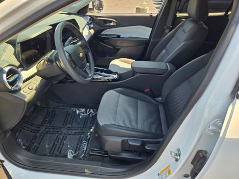 Certified 2025 Chevrolet Trax LT FWD image 20