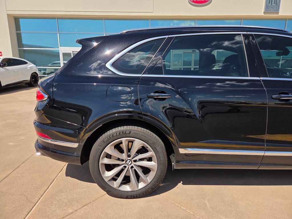 Used 2021 Bentley Bentayga AWD/4WD image 11