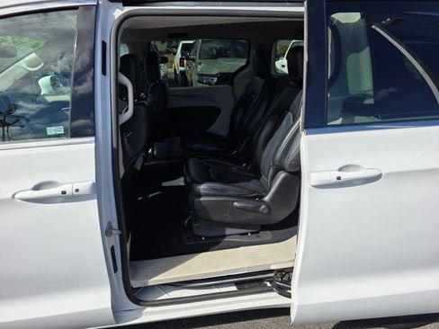 Used 2022 Chrysler Pacifica Touring-L FWD image 10
