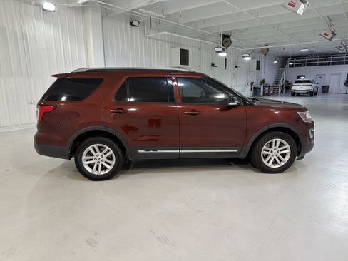 Used 2016 Ford Explorer XLT w/ Equipment Group 202A FWD image 6
