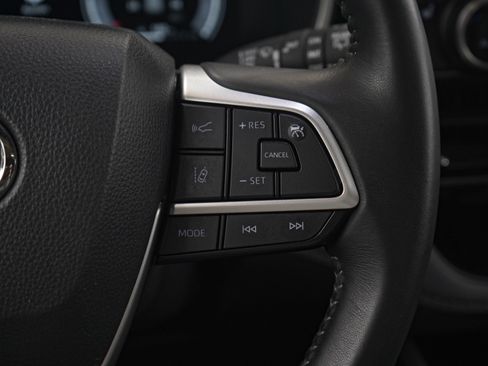 Used 2025 Toyota Highlander XSE AWD/4WD image 30