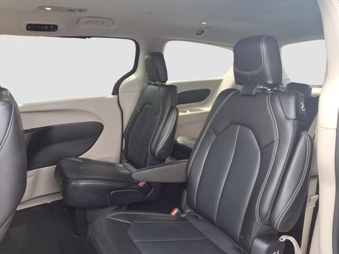 Used 2024 Chrysler Pacifica Touring-L FWD image 8