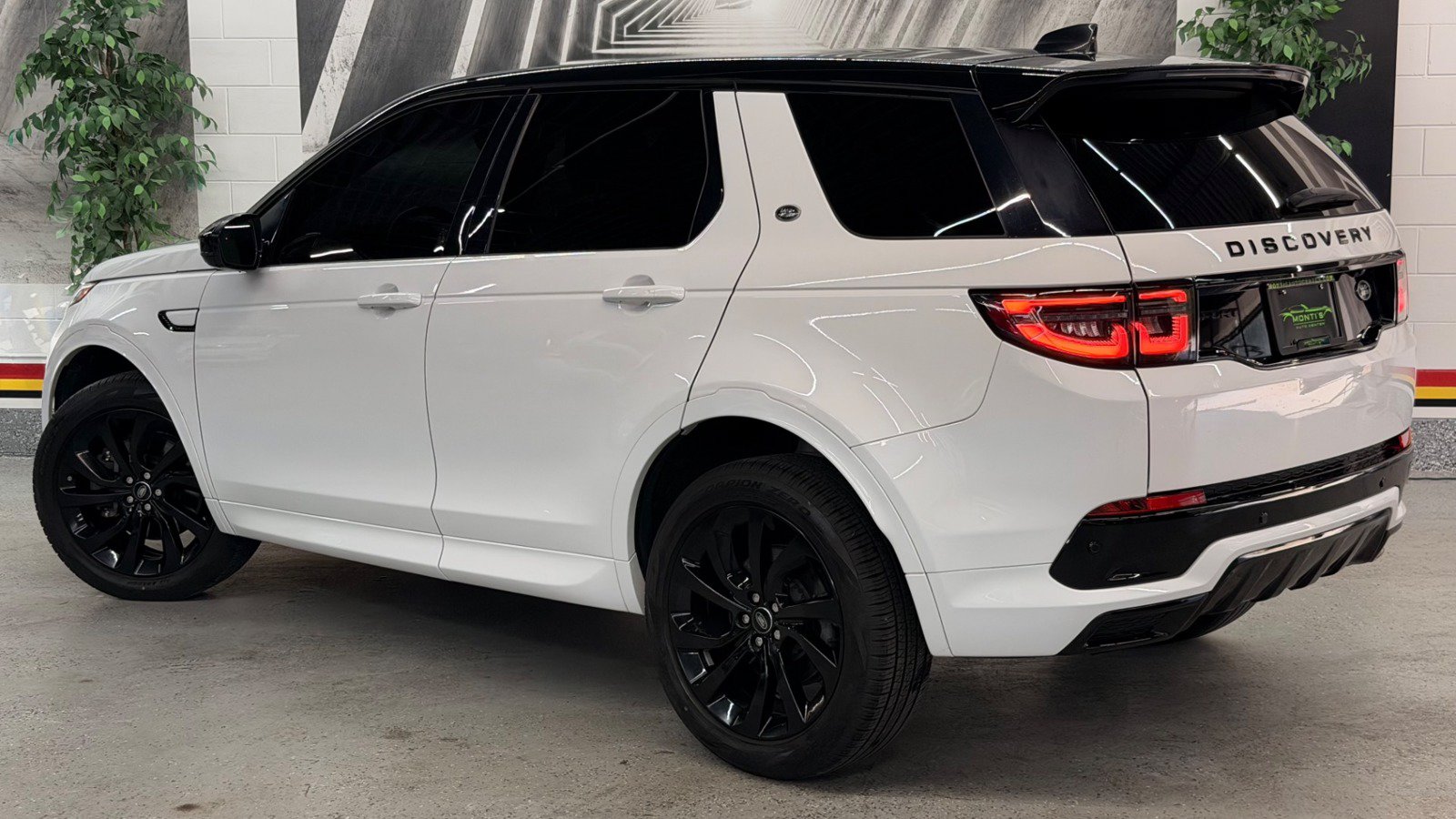 Used 2023 Land Rover Discovery Sport SE R-Dynamic AWD/4WD image 4