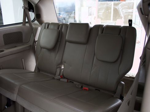 Used 2015 Chrysler Town & Country Touring image 25