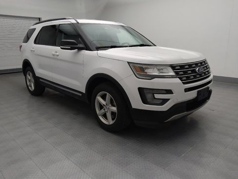 Used 2017 Ford Explorer XLT image 11