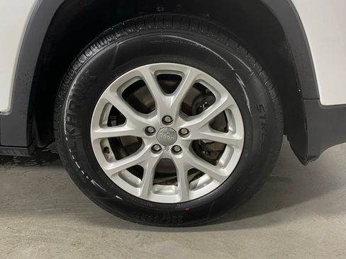 Used 2015 Jeep Cherokee Latitude w/ Cold Weather Group AWD/4WD image 11