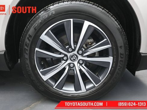 Used 2023 Toyota Venza LE AWD/4WD image 36