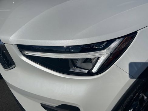 Certified 2025 Volvo XC40 B5 Core image 8