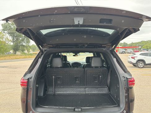 Used 2023 Chevrolet Traverse LT FWD image 7