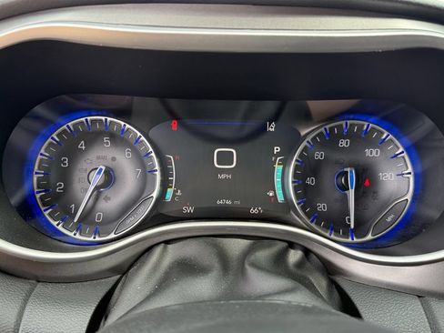 Used 2024 Chrysler Pacifica Touring-L FWD image 14