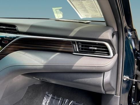 Used 2018 Toyota Camry XLE FWD image 25