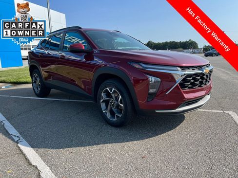 Used 2025 Chevrolet Trax LT FWD image 7