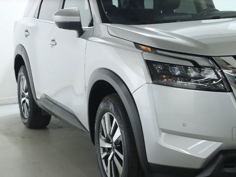 Certified 2025 Nissan Pathfinder SL image 9