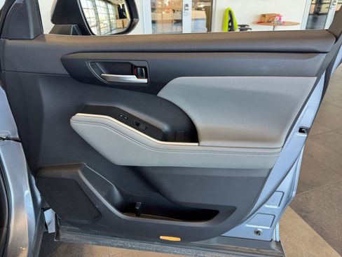 Used 2023 Toyota Highlander XLE image 16