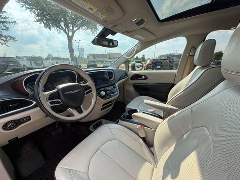 Used 2017 Chrysler Pacifica Limited FWD image 23