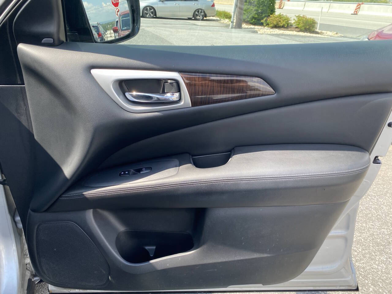 Used 2015 Nissan Pathfinder Platinum w/ Cargo Package FWD image 19