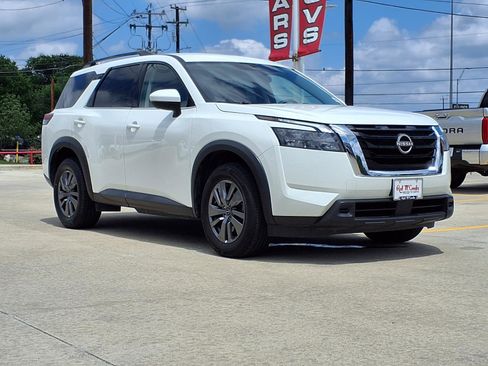 Used 2025 Nissan Pathfinder SV FWD image 3