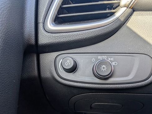 Used 2022 Chevrolet Trax LT w/ LT Convenience Package image 22