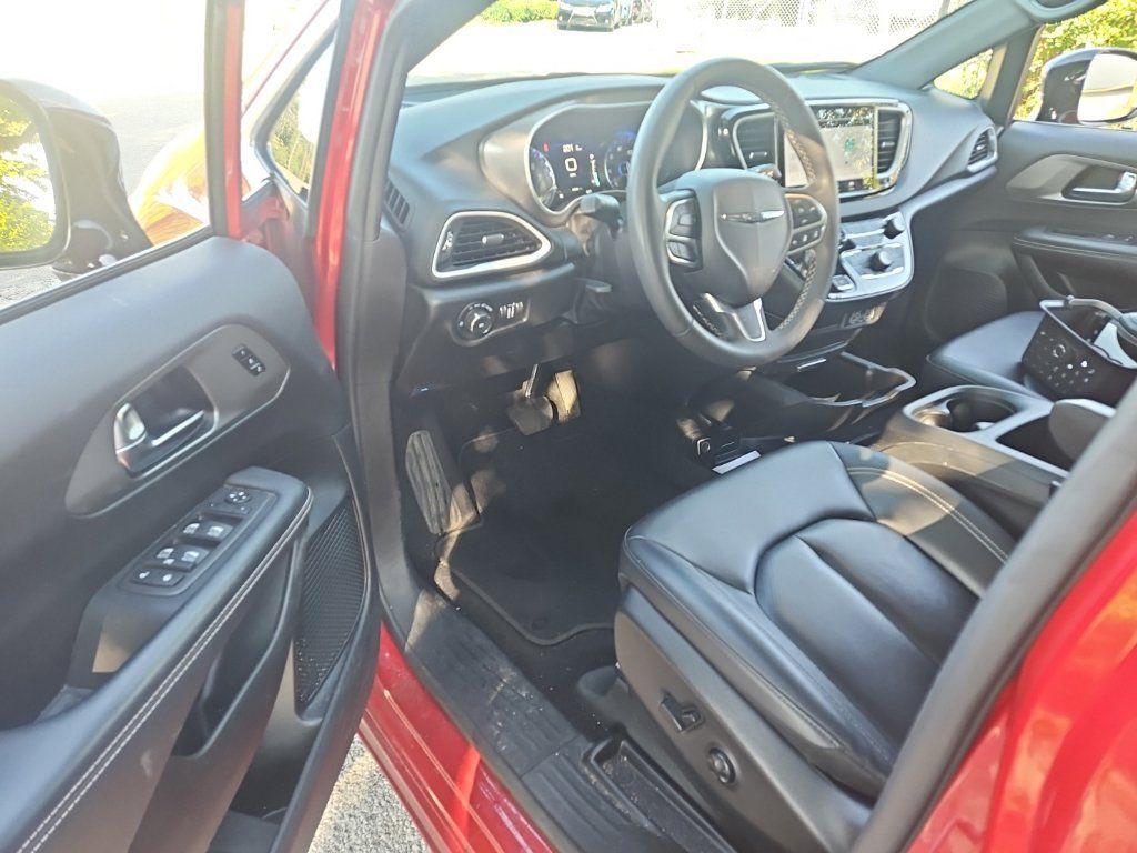 Used 2025 Chrysler Pacifica Select FWD image 6