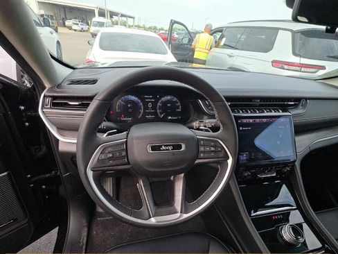 Used 2023 Jeep Grand Cherokee Limited w/ Luxury Tech Group II RWD image 10