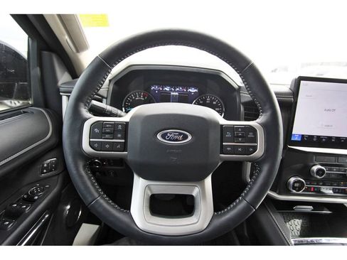 Used 2022 Ford Expedition XLT image 9