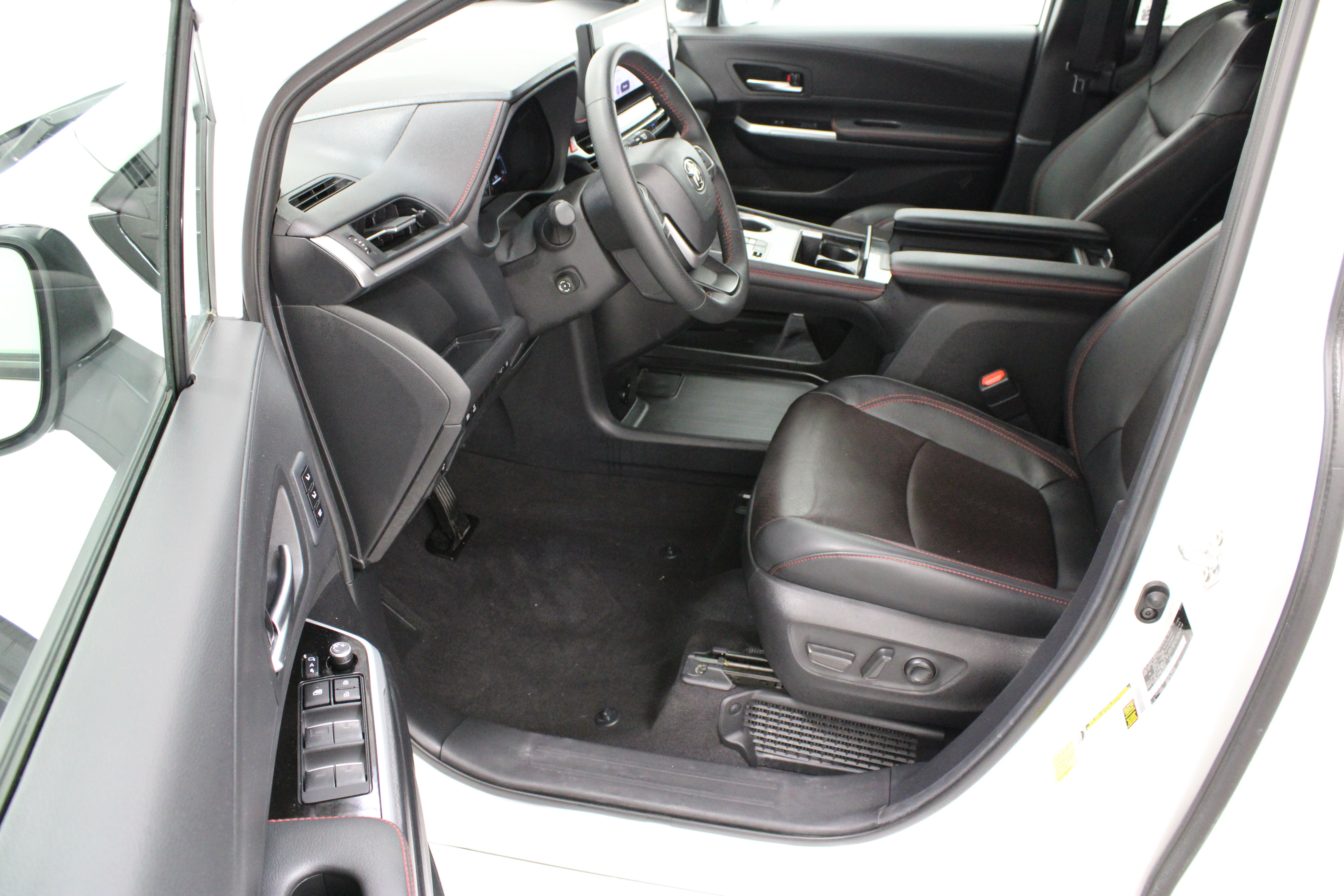 Used 2025 Toyota Sienna XSE w/ XSE Premium Package FWD image 14