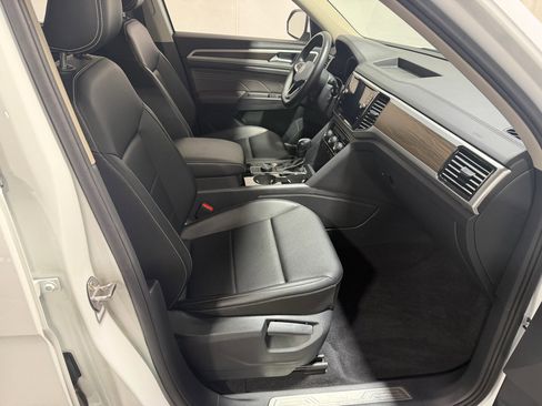 Used 2022 Volkswagen Atlas SE w/ Black Wheel Package image 12