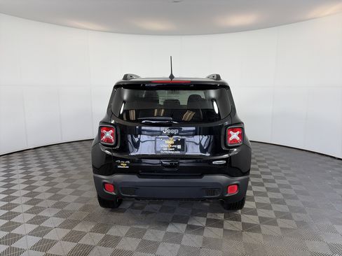 Used 2018 Jeep Renegade Latitude w/ Cold Weather Group image 9
