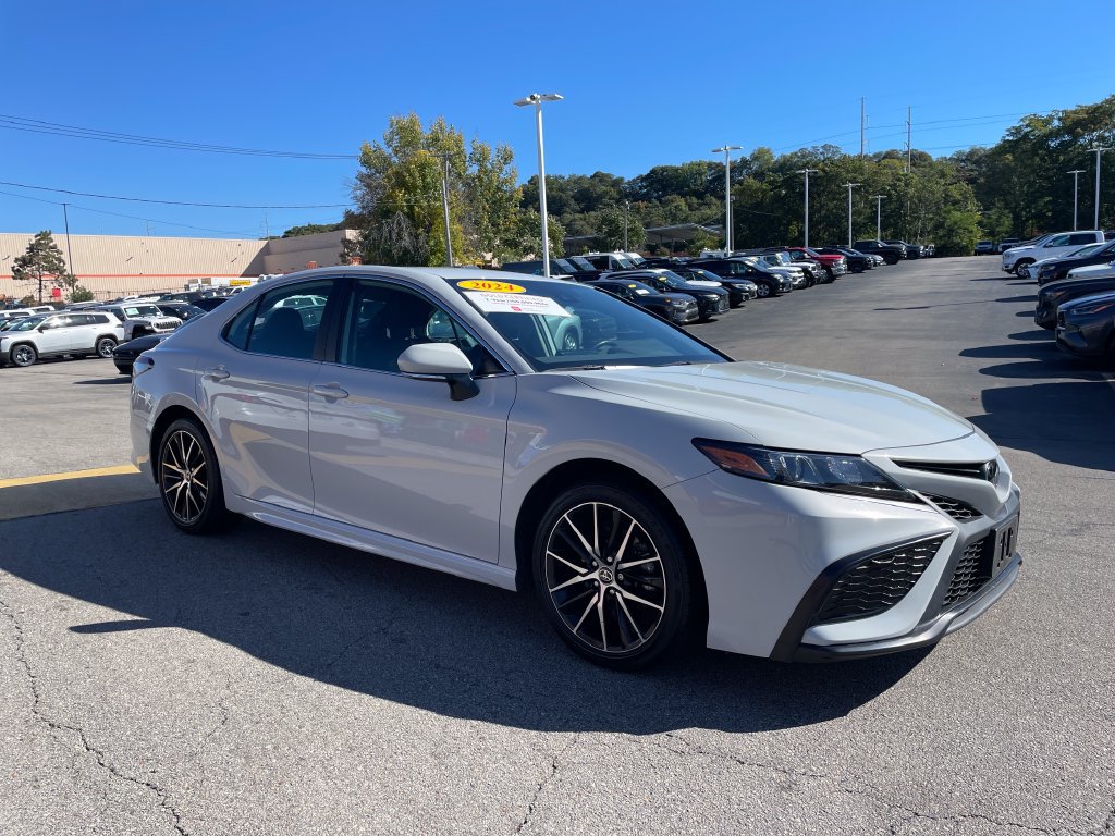 Used 2024 Toyota Camry SE w/ Cold Weather Package FWD image 7