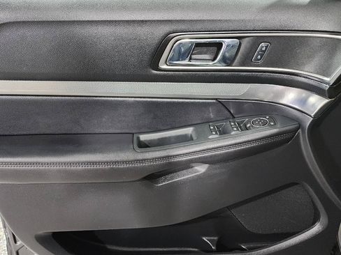 Used 2018 Ford Explorer XLT w/ Equipment Group 202A AWD/4WD image 13