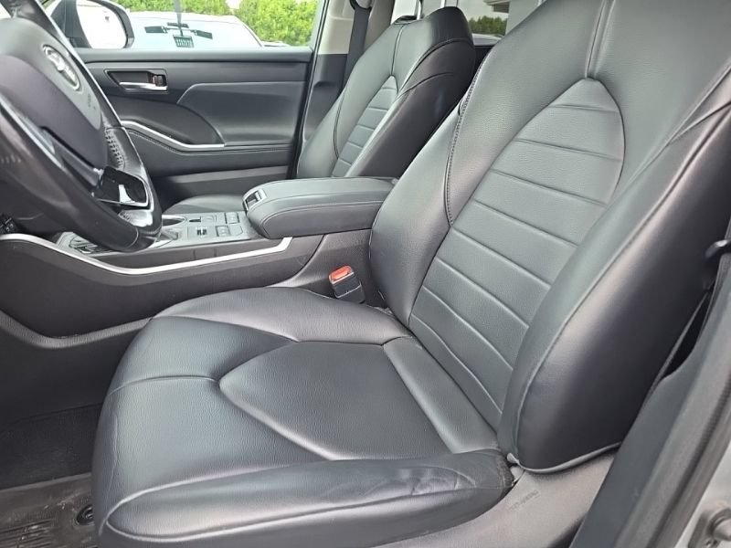 Used 2021 Toyota Highlander XLE AWD/4WD image 4