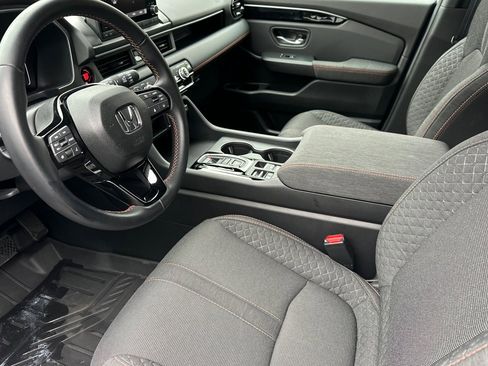 Used 2025 Honda Pilot Sport image 11