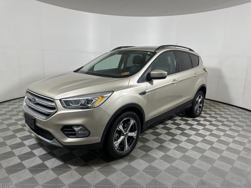 Used 2017 Ford Escape SE w/ Equipment Group 201A image 3