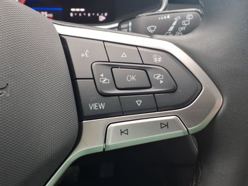 Used 2025 Volkswagen Taos SE image 21