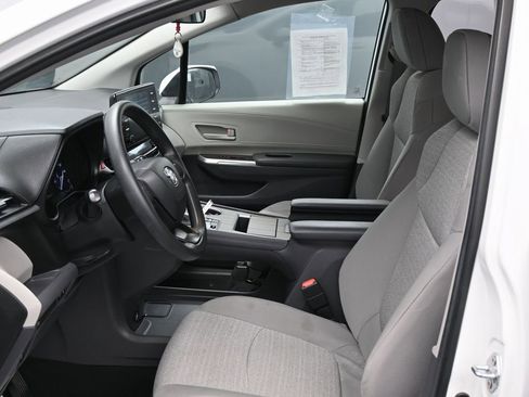 Used 2024 Toyota Sienna LE image 16