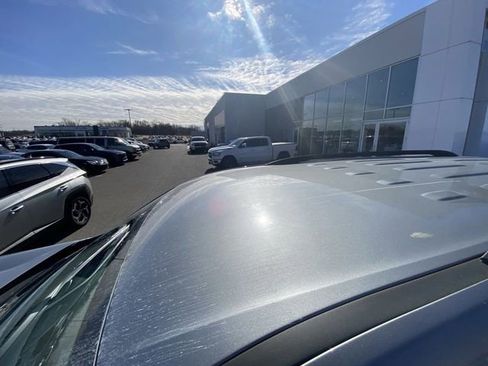 Used 2025 Chevrolet Traverse LT image 4