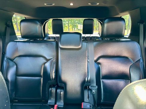 Used 2019 Ford Explorer XLT w/ Equipment Group 202A AWD/4WD image 15