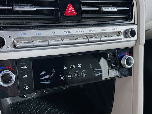 Used 2024 Genesis G70 2.5T image 24