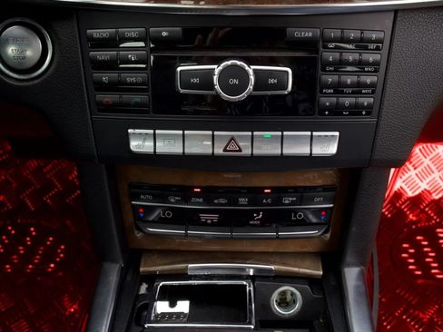 Used 2014 Mercedes-Benz E 350 4MATIC Sedan image 17