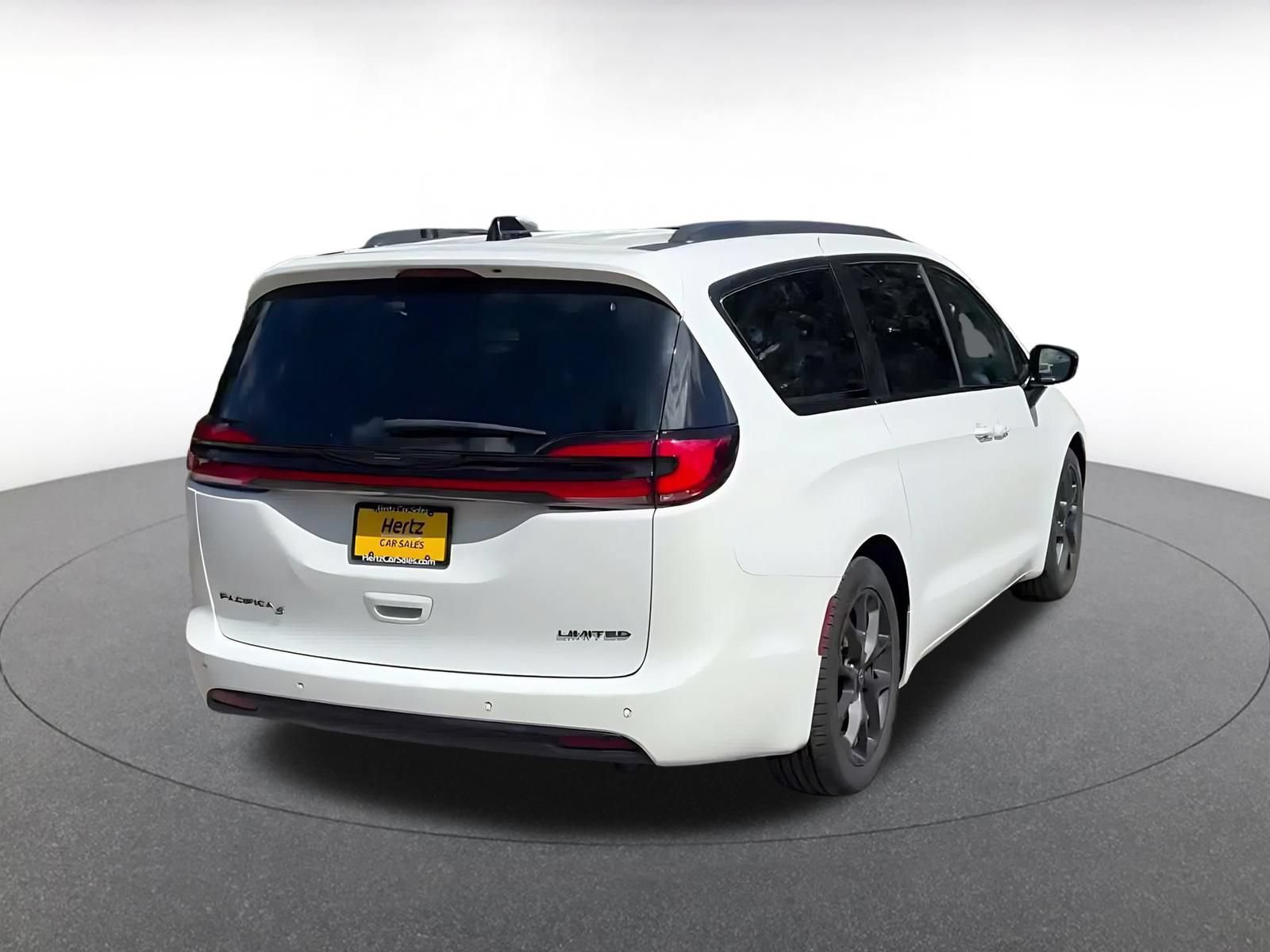 Used 2025 Chrysler Pacifica Limited FWD image 13