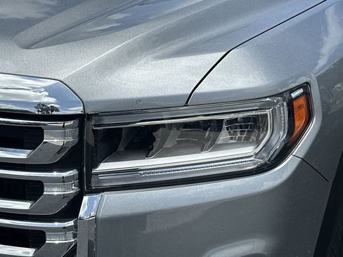 Used 2023 GMC Acadia SLE FWD image 11
