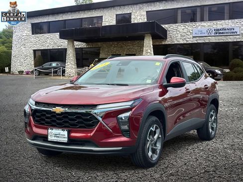 Used 2024 Chevrolet Trax LT w/ Driver Confidence Package FWD image 2