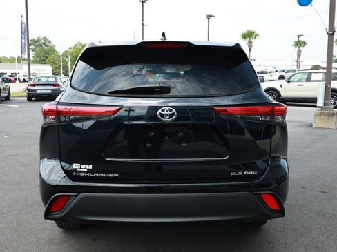 Used 2020 Toyota Highlander XLE AWD/4WD image 7