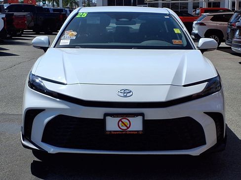 Used 2025 Toyota Camry SE FWD image 2