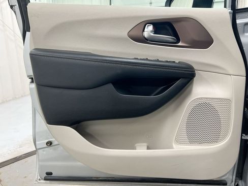 Used 2023 Chrysler Voyager LX image 20